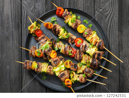 beef kebabs with zucchini and tomatoes on skewers 127242531