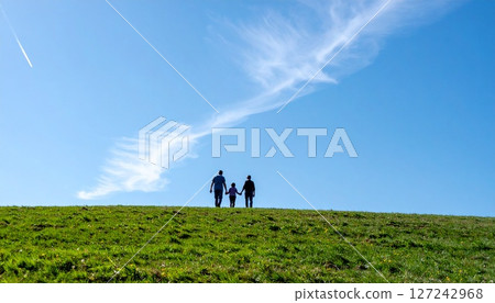一對夫婦在山上散步 127242968