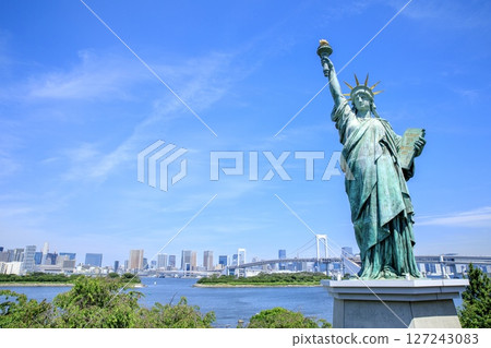 Statue of Liberty and Rainbow Bridge in Odaiba, Tokyo 127243083