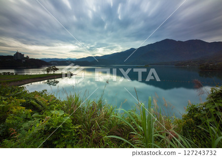 日月潭風景,美麗的湖景和夢幻般的日出天空。亞洲台灣南投著名的旅遊景點。 日月潭風景,美麗的湖景和夢幻般的日出天空。亞洲台灣南投著名的旅遊景點。 127243732