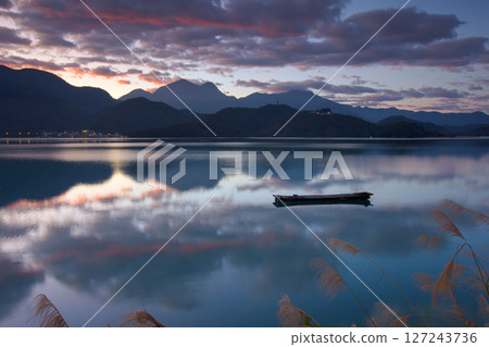 日月潭風景—朝霧碼頭，美麗的湖面景觀映照出奇幻的日出天空。亞洲台灣南投著名的旅遊景點。 127243736