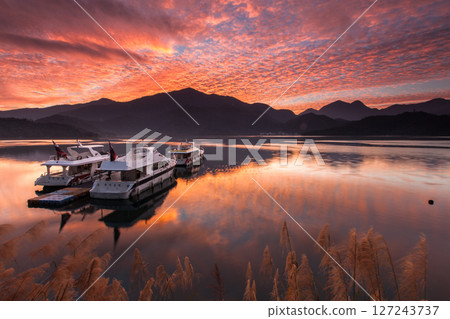 日月潭風景—朝霧碼頭，美麗的湖面景觀映照出奇幻的日出天空。亞洲台灣南投著名的旅遊景點。 127243737