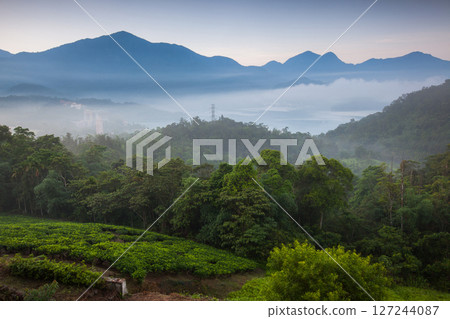 日月潭風景—晨霧,美麗的湖面景觀映照出奇幻的日出天空。亞洲台灣南投著名的旅遊景點。 日月潭風景—晨霧,美麗的湖面景觀映照出奇幻的日出天空。亞洲台灣南投著名的旅遊景點。 127244087