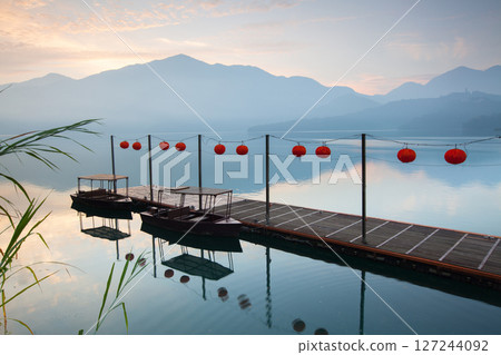 日月潭風景—涵碧碼頭，美麗的湖面景觀映照出奇幻的日出天空。亞洲台灣南投著名的旅遊景點。 127244092
