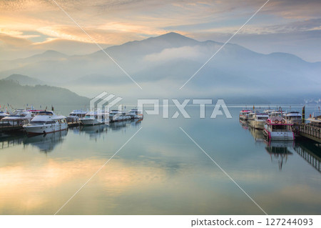 日月潭風景—朝霧碼頭，美麗的湖面景觀映照出奇幻的日出天空。亞洲台灣南投著名的旅遊景點。 127244093