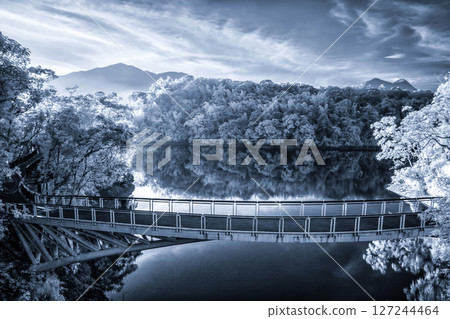 紅外線拍攝的日用潭風景 紅外線拍攝的日用潭風景 127244464