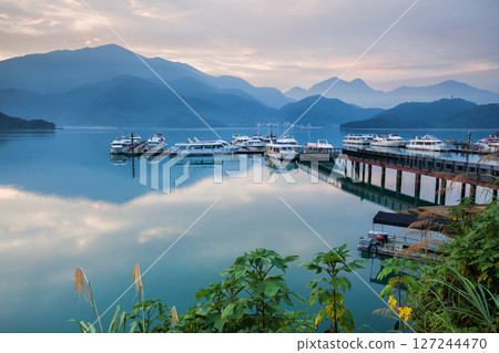 日月潭風景—美麗的湖面景觀映照出奇幻的日出天空。亞洲台灣南投縣著名的旅遊景點。 127244470