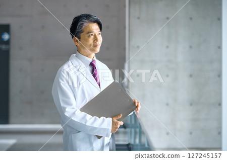穿著白大褂的微笑醫生在醫院 穿著白大褂的微笑醫生在醫院 127245157