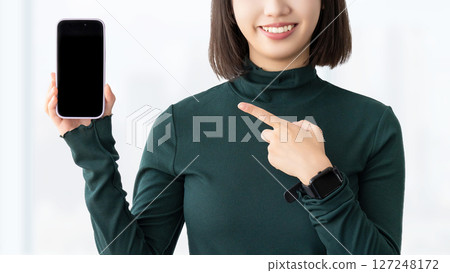年輕女子/女商人指著智慧型手機 年輕女子/女商人指著智慧型手機 127248172
