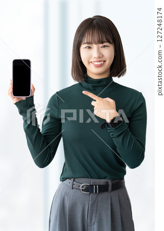 年輕女子/女商人指著智慧型手機 127248174