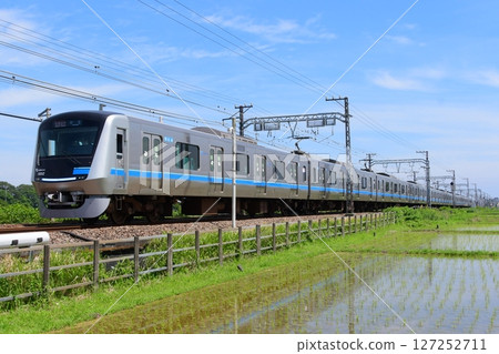 行駛在稻田中的小田急5000系列列車 行駛在稻田中的小田急5000系列列車 127252711