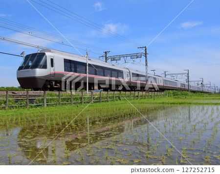 行駛在稻田裡的小田急30000系列EXEα 127252715