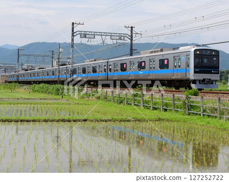 行駛在稻田中的小田急3000系列列車 127252722
