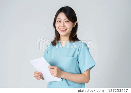 白色背景下的日本中期職業女護士肖像 白色背景下的日本中期職業女護士肖像 127253437