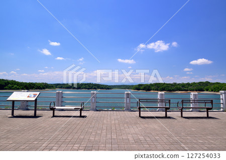 Promenade around Lake Sayama, an artificial lake in Saitama Prefecture 127254033