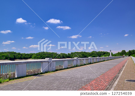 Promenade around Lake Sayama, an artificial lake in Saitama Prefecture 127254039