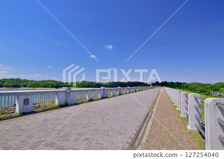 Promenade around Lake Sayama, an artificial lake in Saitama Prefecture Promenade around Lake Sayama, an artificial lake in Saitama Prefecture 127254040