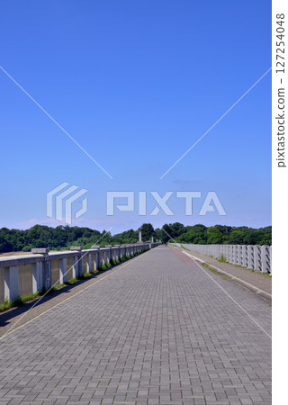 Promenade around Lake Sayama, an artificial lake in Saitama Prefecture Promenade around Lake Sayama, an artificial lake in Saitama Prefecture 127254048
