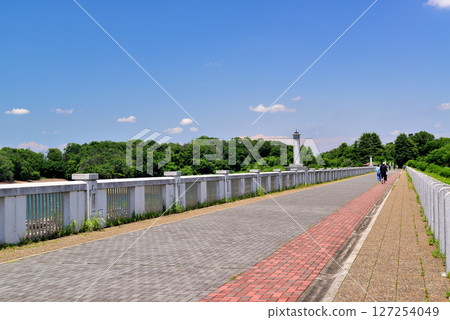 Promenade around Lake Sayama, an artificial lake in Saitama Prefecture 127254049