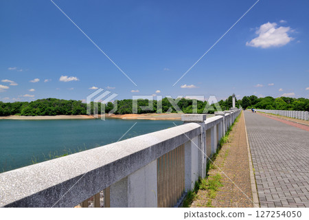 Promenade around Lake Sayama, an artificial lake in Saitama Prefecture 127254050