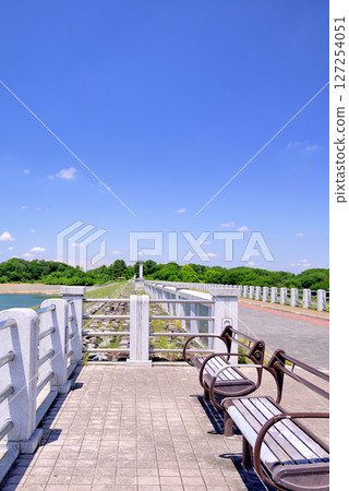 Promenade around Lake Sayama, an artificial lake in Saitama Prefecture 127254051