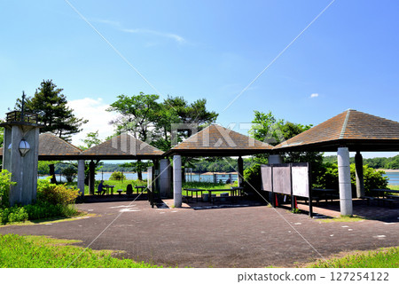 埼玉縣人工湖狹山湖的休息區與欄桿 127254122