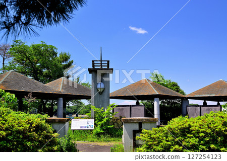 Rest area and railings at Lake Sayama, an artificial lake in Saitama Prefecture 127254123