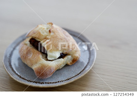 盤子裡的豆甜奶油麵包 127254349