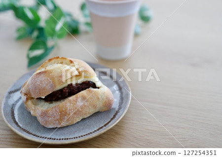 盤子裡的豆甜奶油麵包 127254351