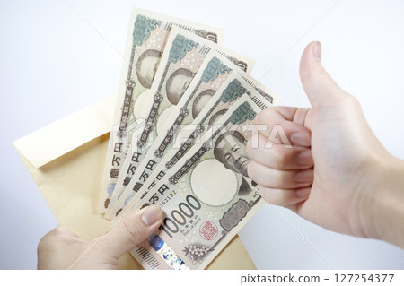 手捧5萬日元，右手比出好兆頭 127254377