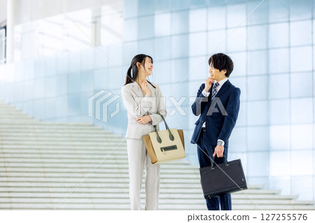 站在辦公室大廳的商務人士 127255576