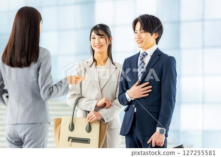 一位商人在辦公室開會 127255581
