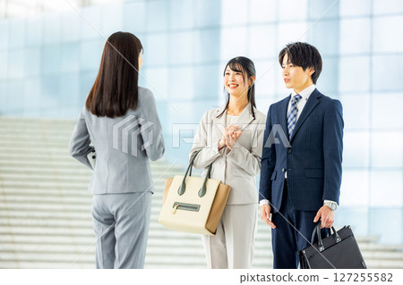 一位商人在辦公室開會 127255582