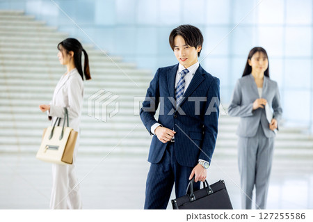 辦公室裡的年輕商人，去上班的形象 127255586