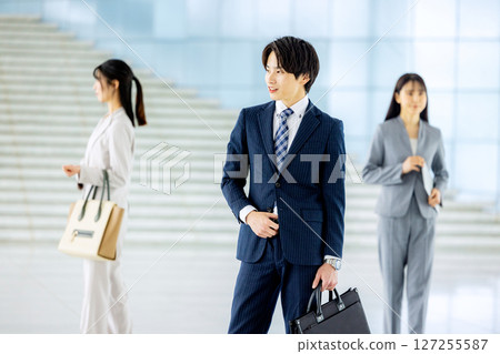 辦公室裡的年輕商人，去上班的形象 127255587