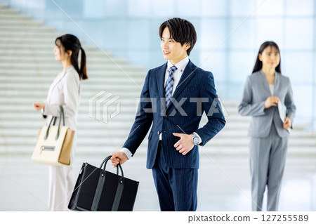 辦公室裡的年輕商人，去上班的形象 127255589