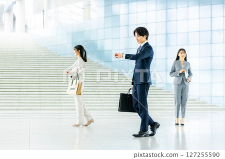 辦公室裡的年輕商人，去上班的形象 127255590