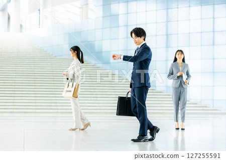 辦公室裡的年輕商人，去上班的形象 127255591