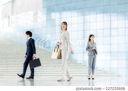 辦公室裡的年輕商人,去上班的形象 辦公室裡的年輕商人,去上班的形象 127255606