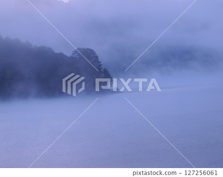 Lake Hibara shrouded in morning mist in autumn 127256061