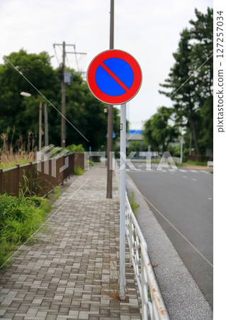 No parking sign 127257034