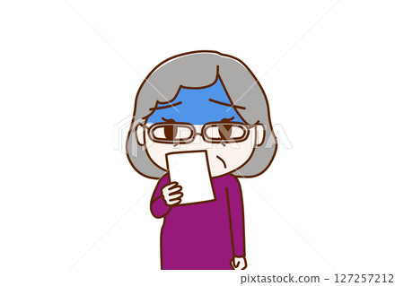 （上半身正面照）老婦人看到告示，臉色蒼白，震驚不已 127257212