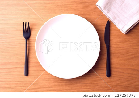 一張擺放著西式餐具和刀具的簡易餐桌的鳥瞰圖 127257373