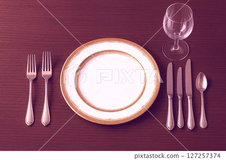 一張擺放著西式餐具和刀具的簡易餐桌的鳥瞰圖 127257374