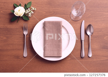 一張擺放著西式餐具和刀具的簡易餐桌的鳥瞰圖 一張擺放著西式餐具和刀具的簡易餐桌的鳥瞰圖 127257376