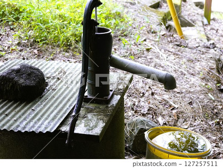 手動泵和桶裡的水 手動泵和桶裡的水 127257511