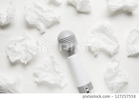 床單上配有按摩器和紙巾 床單上配有按摩器和紙巾 127257558