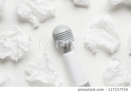 床單上配有按摩器和紙巾 床單上配有按摩器和紙巾 127257559