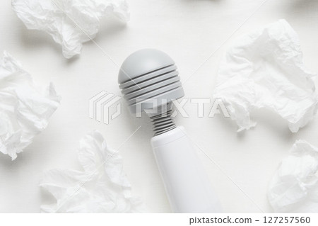 床單上配有按摩器和紙巾 床單上配有按摩器和紙巾 127257560