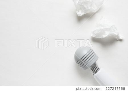 床單上配有按摩器和紙巾 床單上配有按摩器和紙巾 127257566